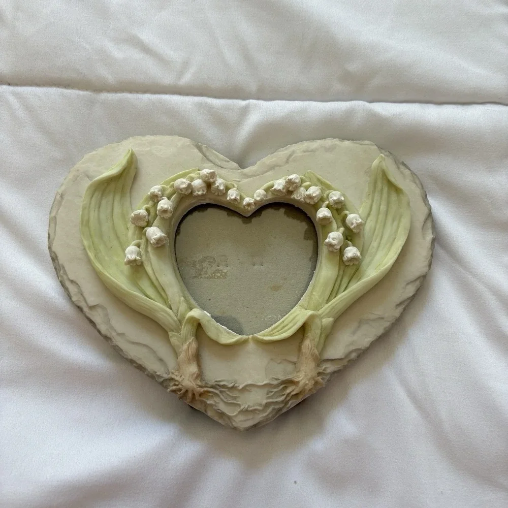 Vintage 90s Heart Shape Picture Frame Lily Floral Cottagecore‎ Feminine Beige